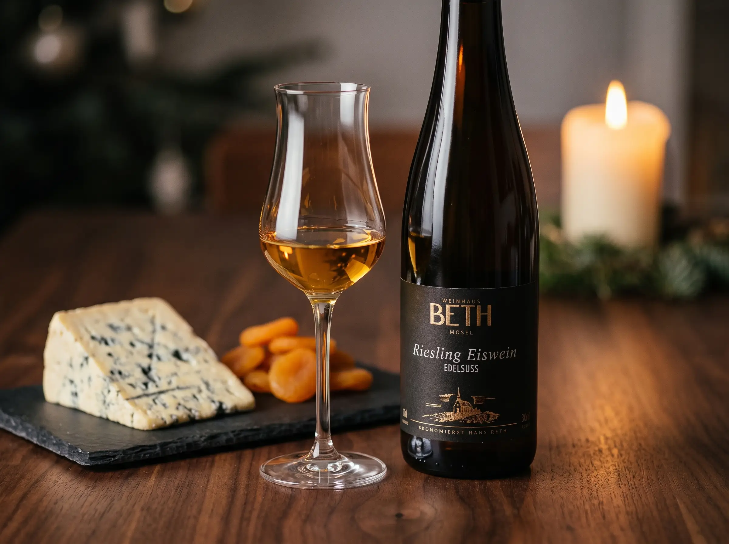 Flasche Edelsüßer Eiswein mit einem Glas und Käse