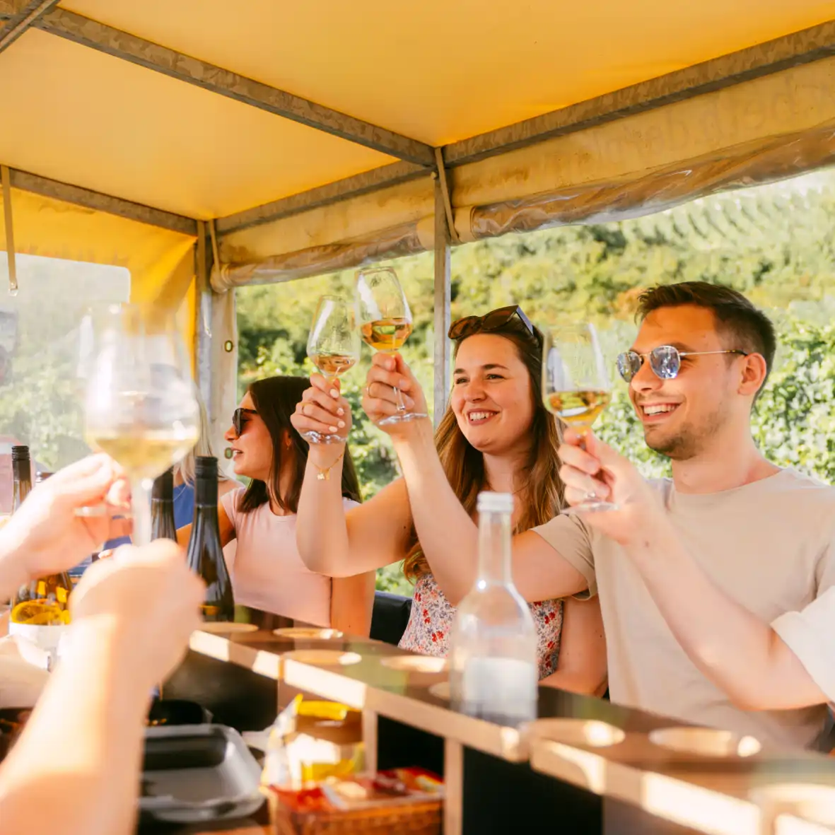 Menschen trinken Wein auf dem Planwagen an der Mosel